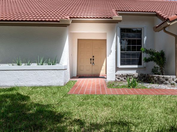 1041 Amherst Ave, Davie FL 33325