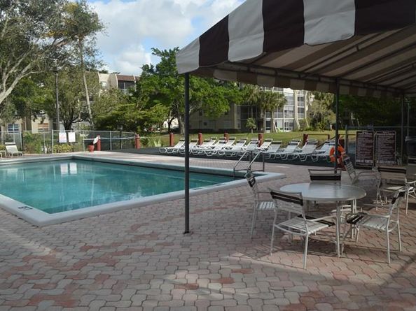 9460 Poinciana Pl 303, Davie FL 33324