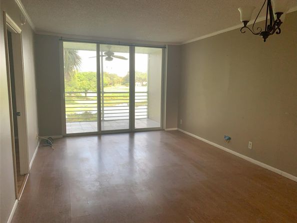 9460 Poinciana Pl 303, Davie FL 33324