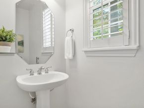 1704 Kinney Oaks Ct, Austin TX 78704