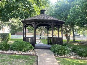 1704 Kinney Oaks Ct, Austin TX 78704