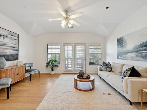 9201 Brodie LN 2001, Austin TX 78748