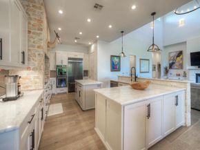 10 Monarch Oaks LN, The Hills TX 78738