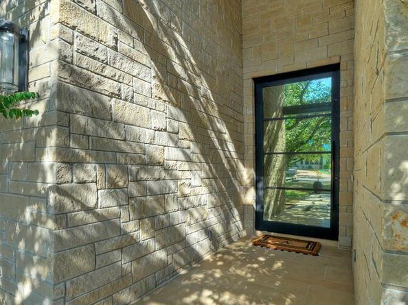 10 Monarch Oaks LN, The Hills TX 78738