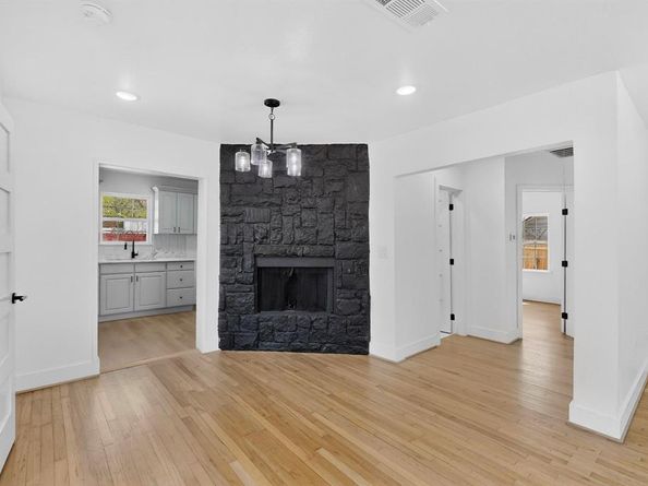 102 S Tillery Avenue , Dallas Texas 75211