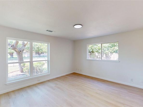 2534 N Saint Augustine Drive , Dallas Texas 75227