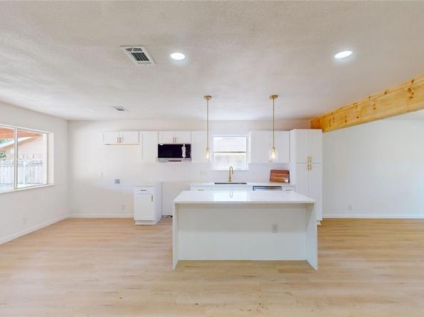 2534 N Saint Augustine Drive , Dallas Texas 75227