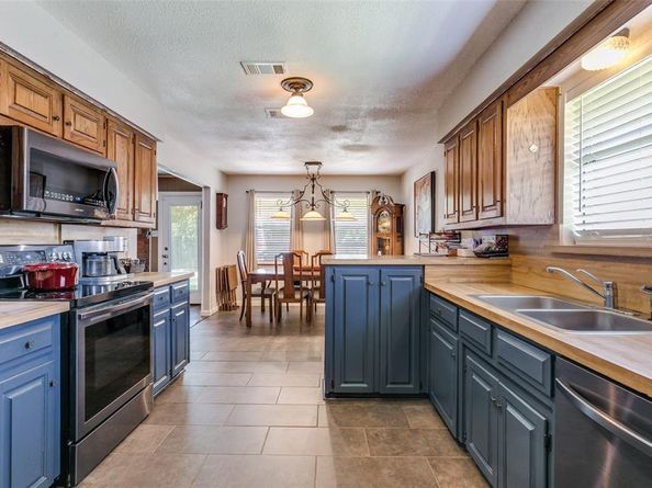 1831  Cimarron Trail , Grapevine Texas 76051