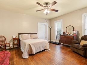 908 N Winnetka Avenue , Dallas Texas 75208