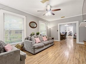 908 N Winnetka Avenue , Dallas Texas 75208