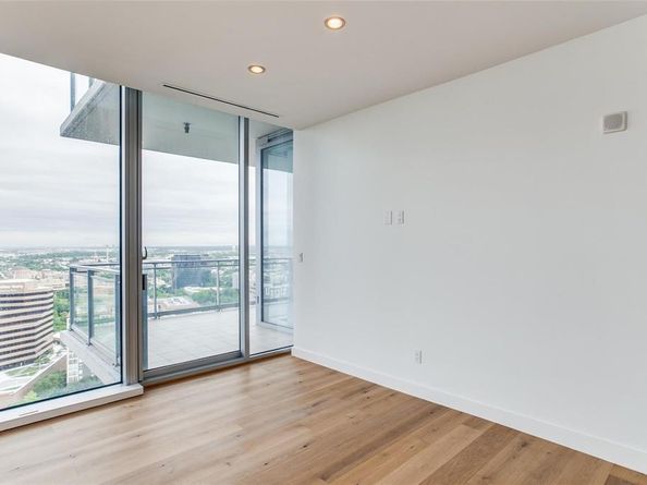 2900  McKinnon Street  2404, Dallas Texas 75201