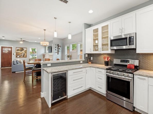 630 N Edgefield Avenue , Dallas Texas 75208