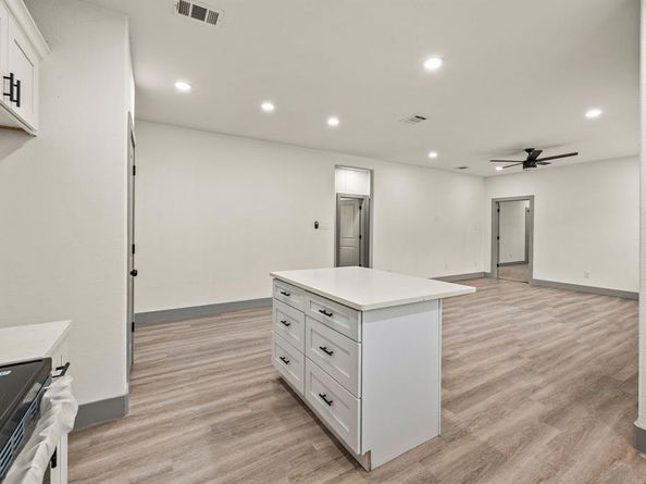 830 E Powell Avenue , Fort Worth Texas 76104