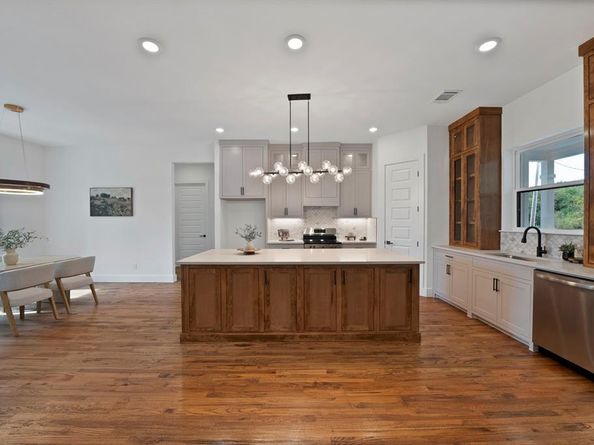 242  Oakwood Drive , Lancaster Texas 75146
