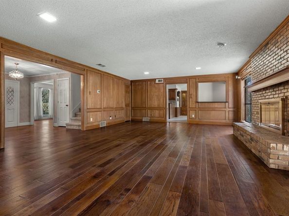 2813 S Country Club Road , Garland Texas 75043