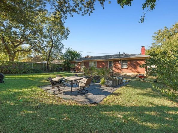 1008  Russell Lane , Bedford Texas 76022