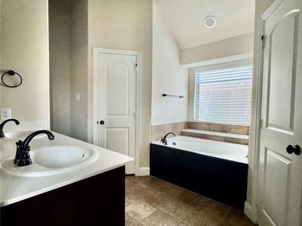 667  Sharpley  , Fate Texas 75087