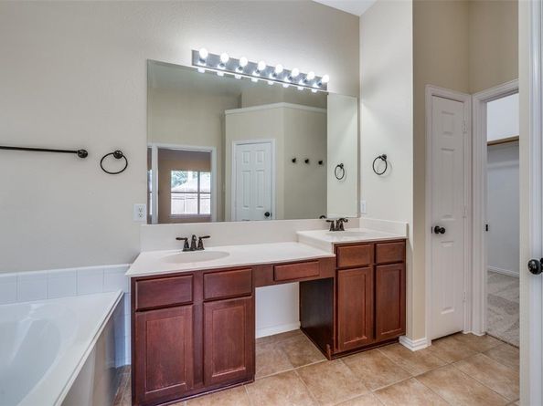 7927  Fox Chase Drive , Arlington Texas 76001