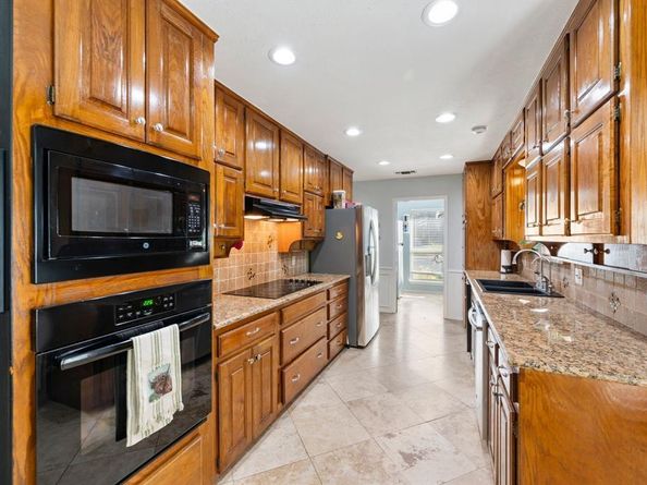 413  Blue Jay Court , Bedford Texas 76021