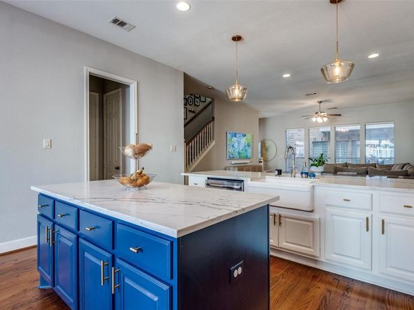 907  City Side Lane , Dallas Texas 75201