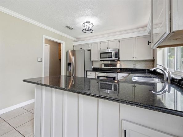 1829  Briar Run , Benbrook Texas 76126