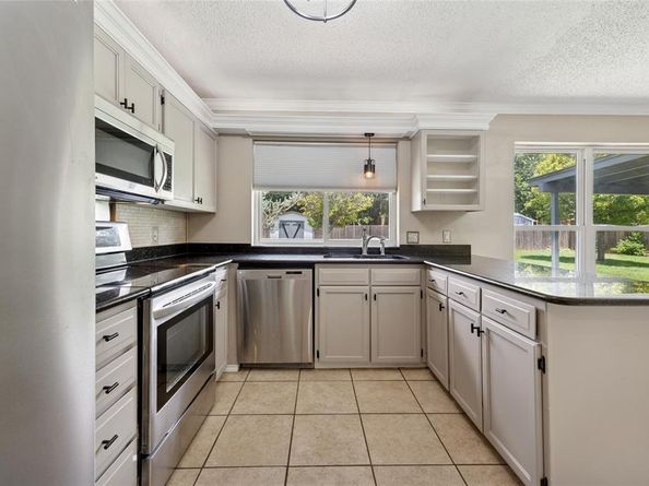 1829  Briar Run , Benbrook Texas 76126