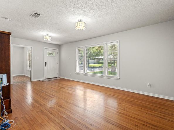 2711  Santa Cruz Drive , Dallas Texas 75227