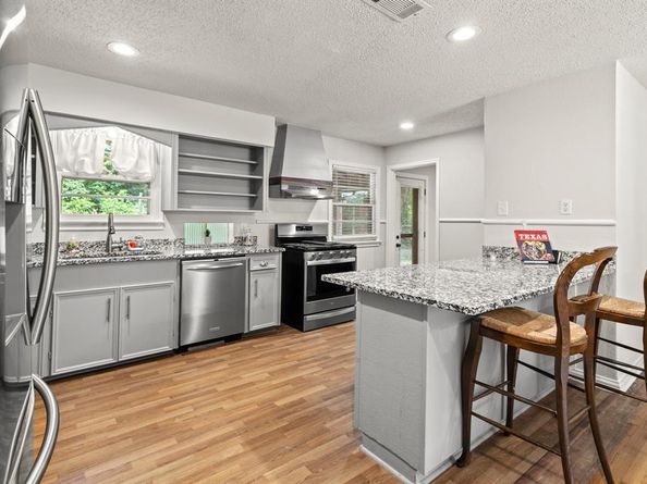 2711  Santa Cruz Drive , Dallas Texas 75227