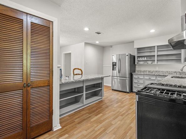 2711  Santa Cruz Drive , Dallas Texas 75227