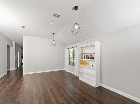 3271  Yeltes  , Grand Prairie Texas 75054