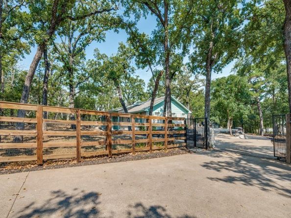 2715  Green Oaks Boulevard , Arlington Texas 76017