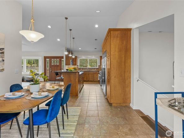 11086 25th Avenue SW, Seattle WA 98146