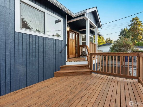 11086 25th Avenue SW, Seattle WA 98146