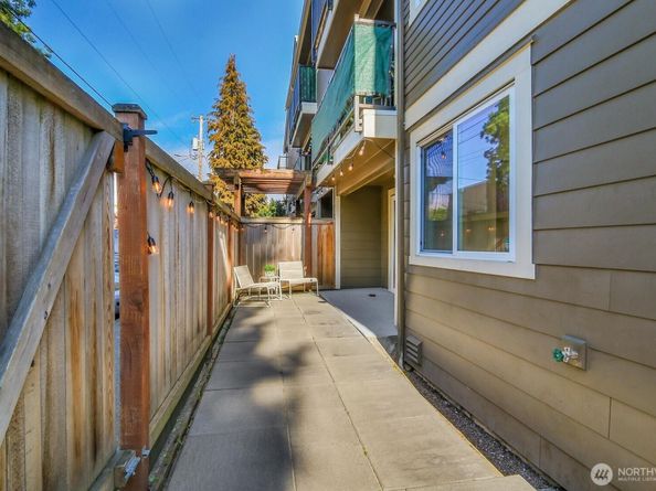 939 N 101st Street 101, Seattle WA 98133