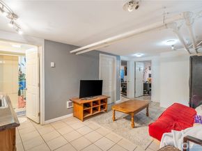 5253 Brooklyn Avenue NE, Seattle WA 98105