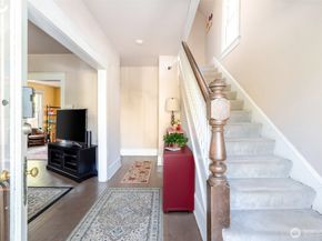 5253 Brooklyn Avenue NE, Seattle WA 98105