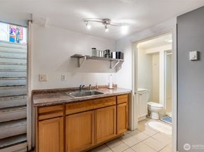 5253 Brooklyn Avenue NE, Seattle WA 98105
