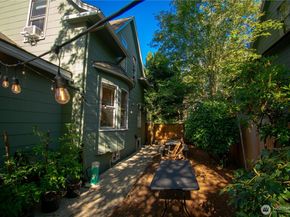 5253 Brooklyn Avenue NE, Seattle WA 98105