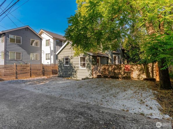 5253 Brooklyn Avenue NE, Seattle WA 98105