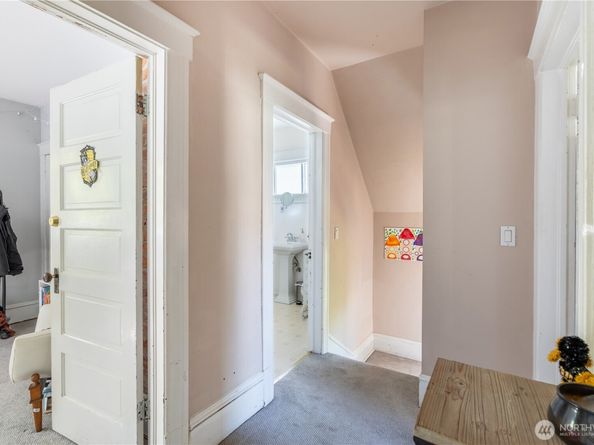 5253 Brooklyn Avenue NE, Seattle WA 98105