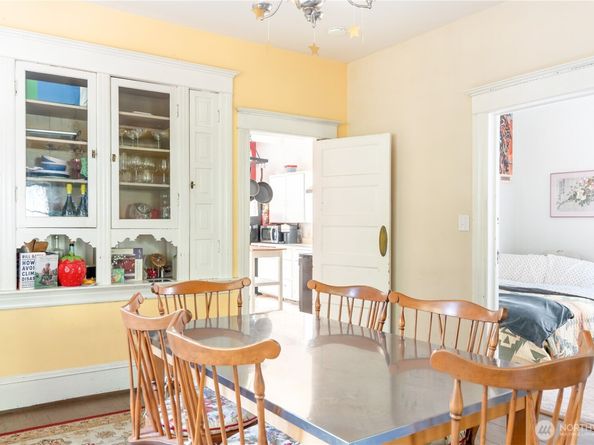 5253 Brooklyn Avenue NE, Seattle WA 98105