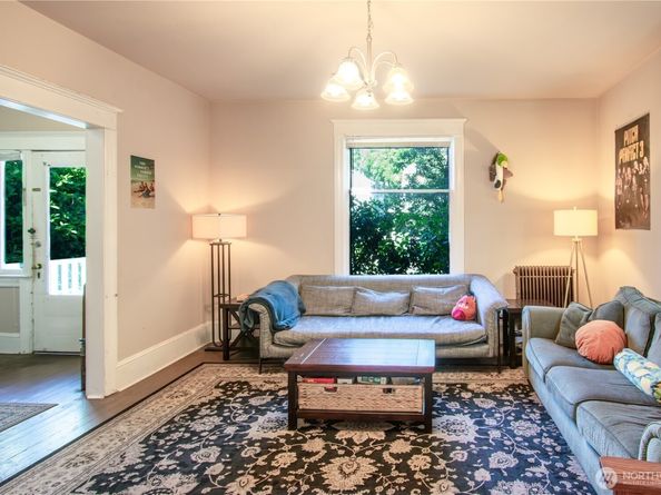 5253 Brooklyn Avenue NE, Seattle WA 98105