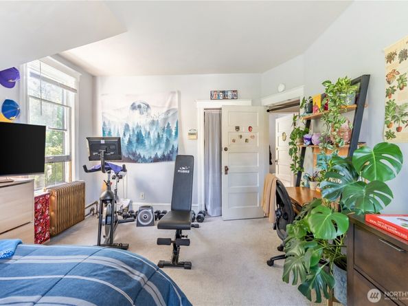 5253 Brooklyn Avenue NE, Seattle WA 98105