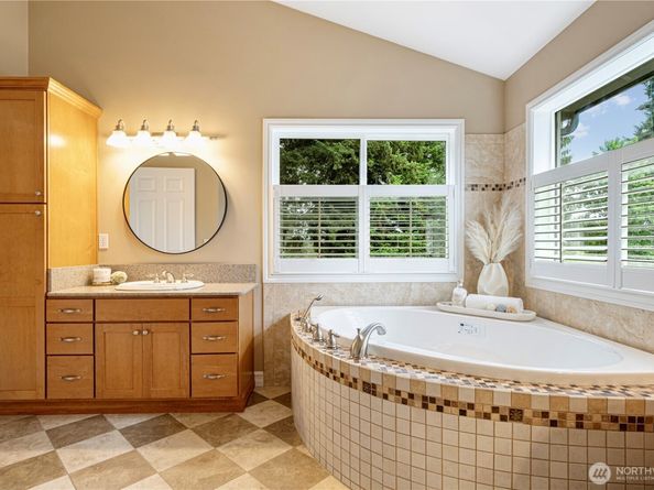 1528 NE 97th St, Seattle WA 98115