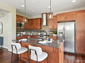 1021 10th Avenue NE, Issaquah WA 98029