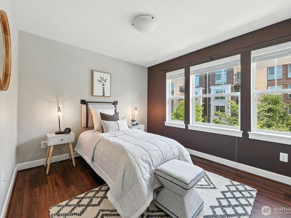 1021 10th Avenue NE, Issaquah WA 98029