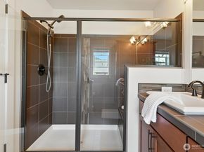 1021 10th Avenue NE, Issaquah WA 98029