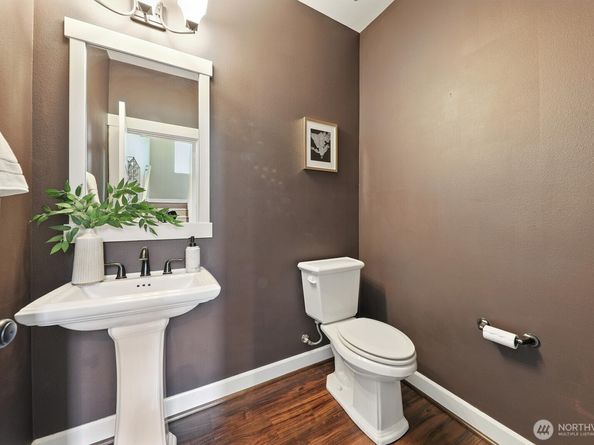 1021 10th Avenue NE, Issaquah WA 98029