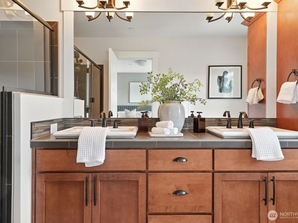 1021 10th Avenue NE, Issaquah WA 98029