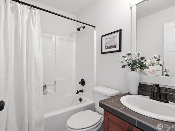 1021 10th Avenue NE, Issaquah WA 98029